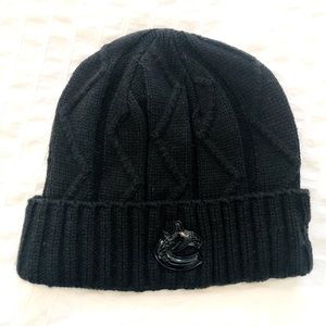 Black cable knit never worn Canucks toque unisex